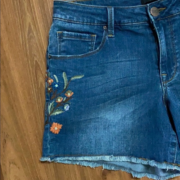 Nanette 🌸 Embroidered Denim Shorts - Picture 3 of 12
